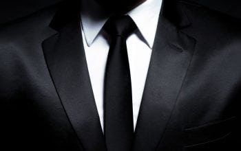 Smoking-uri de închiriat online, o soluție pentru evenimente cu ștaif