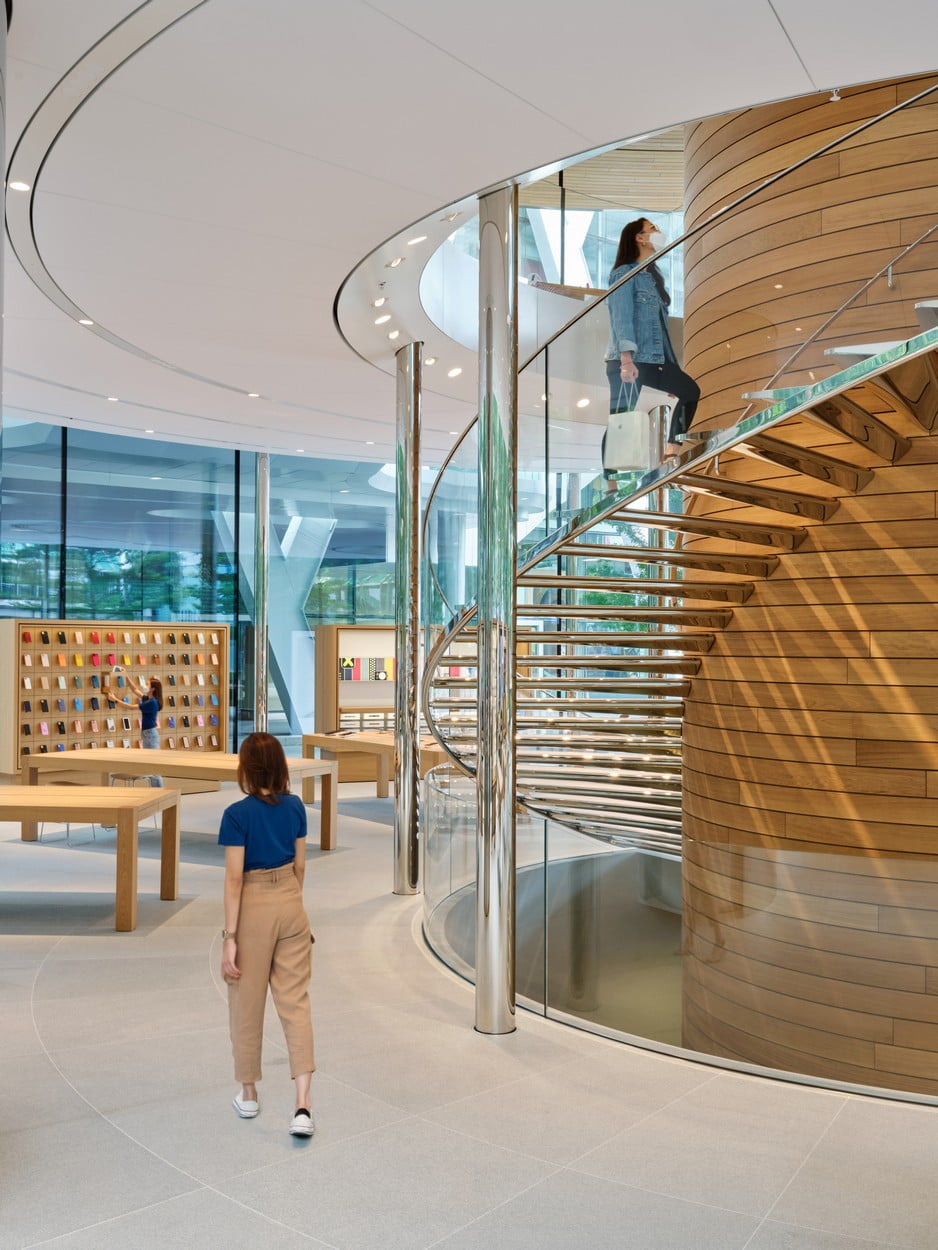 Deschis în pandemie: Cum arată noul magazin Apple din Bangkok 2 Magazin Apple Bangkok scara spirala